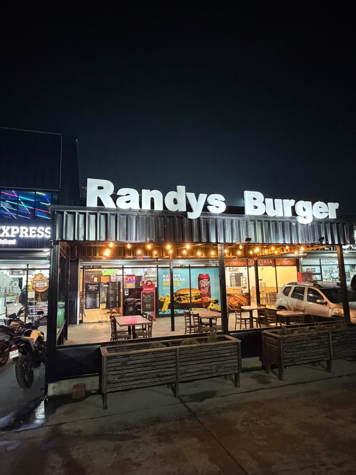 Fachada exterior de Randy's Burger Mariposas en Chillan