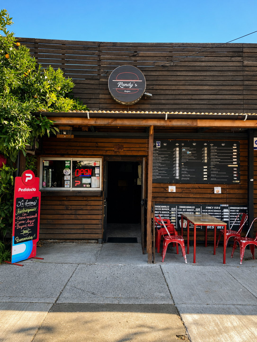 Fachada exterior de Randy's Burger Rosas en Chillan